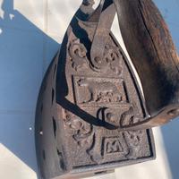 Ferro da stiro antico con la lupa da collezione