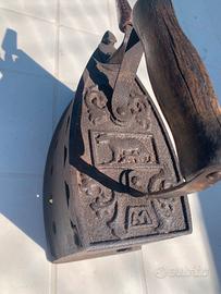 Ferro da stiro antico con la lupa da collezione