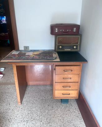 Scrivania vintage in legno – pezzo unico