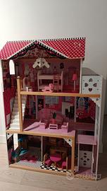 Casa delle bambole in legno con mobili