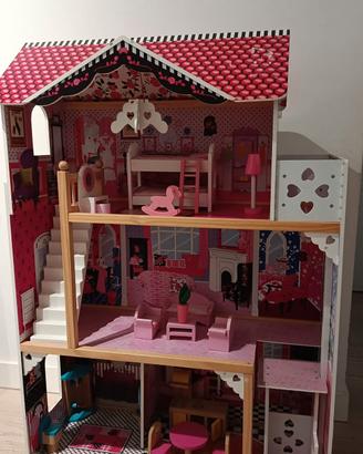 Casa delle bambole in legno con mobili