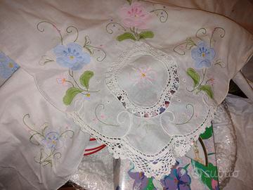 Tovaglia bianca con ricami vintage 