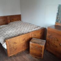 Camera in legno: letto, comò, cassettiera, armadio