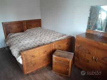 Camera in legno: letto, comò, cassettiera, armadio