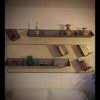 Libreria a muro di design laccata panna e salvia