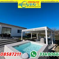 Villa moderna immersa nella natura