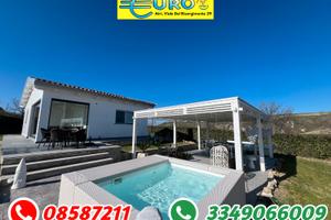 Villa moderna immersa nella natura