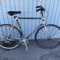 Bici su telaio da corsa in carbonio Alan anni 80