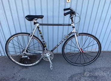 Bici su telaio da corsa in carbonio Alan anni 80