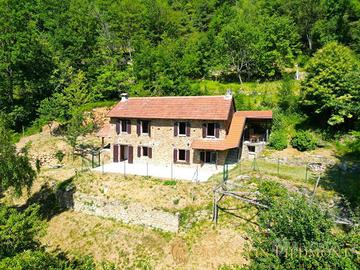 Rustico / Casale di 400 m² con più di 5 locali a G