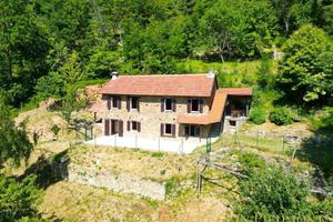 Rustico / Casale di 400 m² con più di 5 locali a G