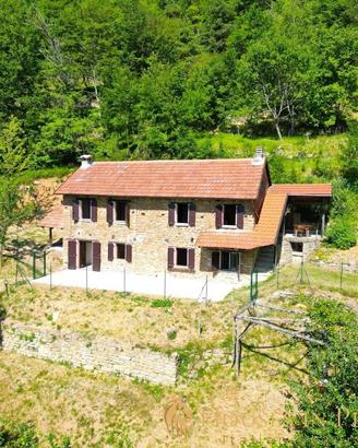 Rustico / Casale di 400 m² con più di 5 locali a G