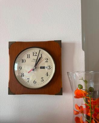 Orologio da parete vintage in legno con datario –