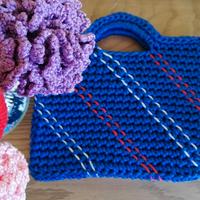 Borsa blu all'uncinetto