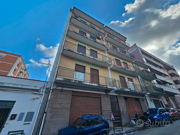 Via Palermo, comodo trivani con balconi