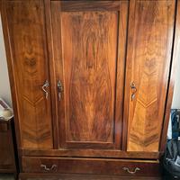 Armadi, poltrona e libreria.