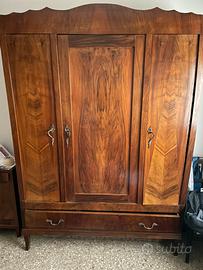 Armadi, poltrona e libreria.