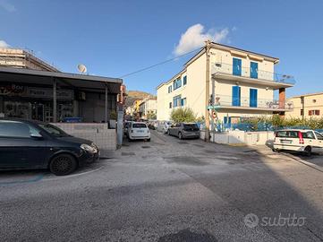 MONOLOCALE A POZZUOLI