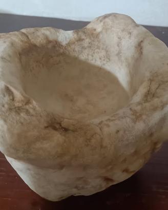 Antico mortaio in pietra naturale