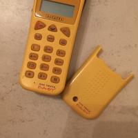 telefono cellulare giallo