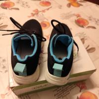 Scarpe sportive nere per bambino.