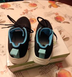 Scarpe sportive nere per bambino.