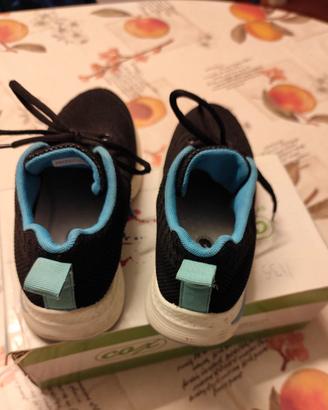 Scarpe sportive nere per bambino.