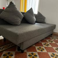 Divano grigio con cuscini