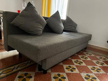 Divano grigio con cuscini