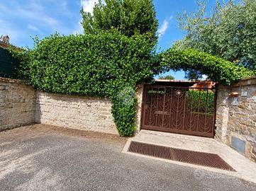 VILLA A SCHIERA A NEPI