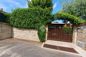 VILLA A SCHIERA A NEPI