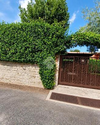 VILLA A SCHIERA A NEPI