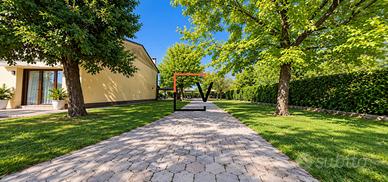 PORZIONE DI TESTA CON GIARDINO DI 800 MQ A LUGHIGN