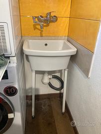 Lavatoio pilozzo ceramica+rubinetto+staffe+scarico