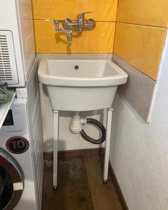 Lavatoio pilozzo ceramica+rubinetto+staffe+scarico