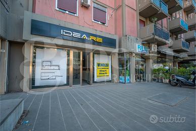 V.le Strasburgo Locale commerciale con 2 vetrine