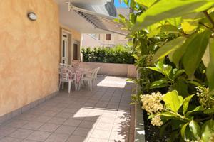 Piano terra con esterno 80 mq a 50 m dal mare