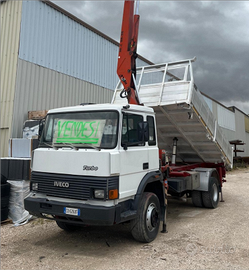 Camion con gru Iveco Fiat 145