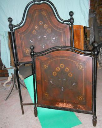 Letti antichi in ferro battuto decorato