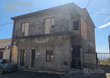 Intero Stabile Con Due App. Da Ristrutturare