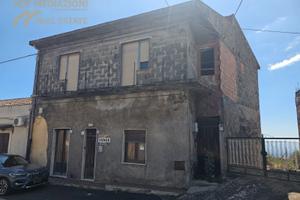 Intero Stabile Con Due App. Da Ristrutturare