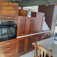 cucina in legno noce scuro 
