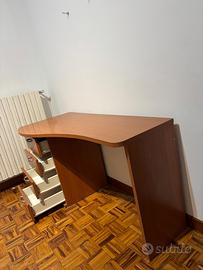 Scrivania in legno con cassettiera