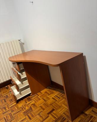 Scrivania in legno con cassettiera