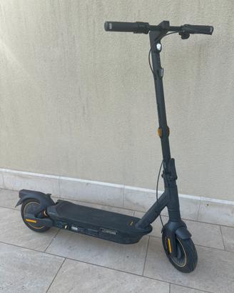 monopattino elettrico ninebot