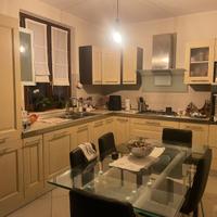 Cucina con elettrodomestici