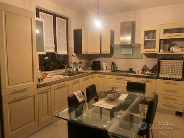 Cucina con elettrodomestici