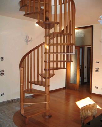 Scala a chiocciola in legno