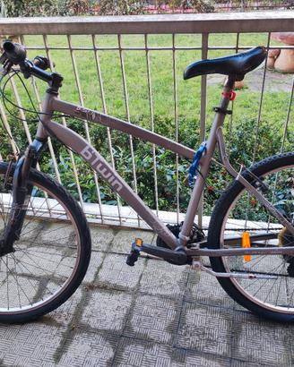 Bicicletta MTB B’TWIN Rockrider 26+ lucchetto