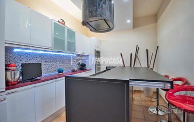 Trilocale rinnovato con box, posto auto e balcone!